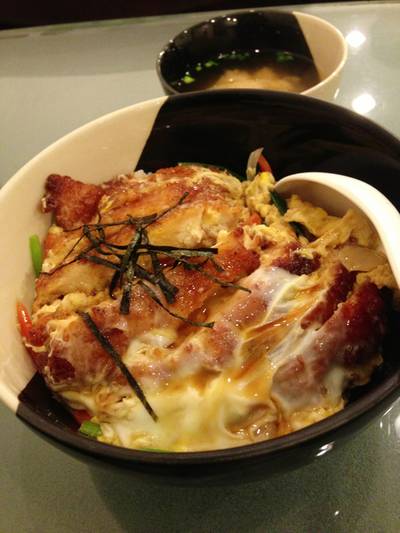 ข้าวไก่มะนาวราดไข่ 90 บาท ที่ ร้านอาหาร Yuujou Ramen เอกมัย