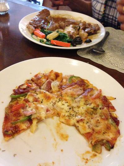 พิซซ่าแฮม&ลาซามิ กับ สเต็กแกะ ที่ ร้านอาหาร Ma Maison