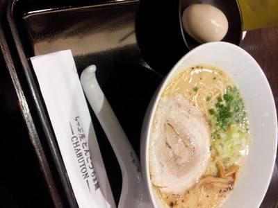Tonkotsu Ramen + ไข่ต้มครับ อร่อยหลาย  ที่ ร้านอาหาร Chabuton Terminal 21