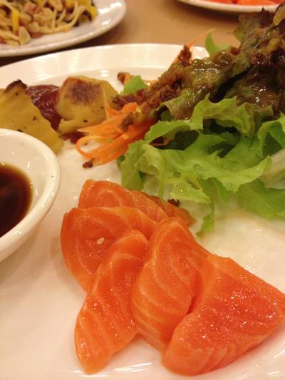จัดสลัด + Salmon มาจานแรกเลย!!!! ที่ ร้านอาหาร Bon Vivant (บอง วีวอง)