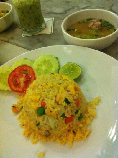 ข้าวผัดปลาแซลมอน เสิร์ฟพร้อมแกงจืดถ้วยเล็ก ที่ ร้านอาหาร ครัวดอกไม้ขาว