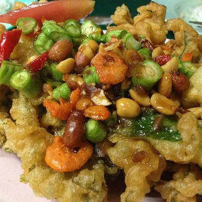 ยำผักบุ้งกรอบ กรอบสมชื่อ น้ำยำอร่อย ถ้าทานเผ็ดๆ มา ทานจานนี้แก้เผ็ดได้เลย อิอิ ที่ ร้านอาหาร ตำปากแตก
