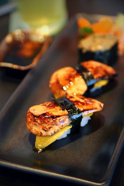 ซูชิฟัวกราส์มะม่วงสุกมันย่อง ที่ ร้านอาหาร Tororo Sushi