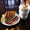 วัฟเฟิลแฮมชีส คาราเมลมอคค่าปั่น ที่ ร้านอาหาร ร้านกาแฟ นรสิงห์ ณ วังพญาไท