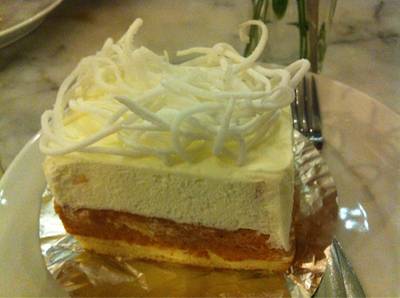 โคโคนัทเค้ก ที่ ร้านอาหาร ครัวดอกไม้ขาว