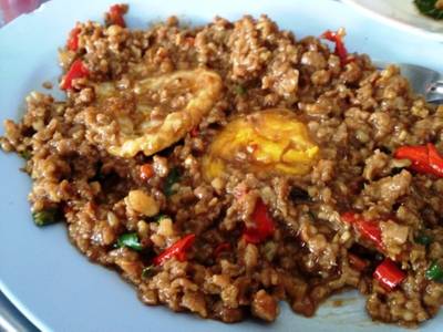 ไข่ระเบิด (แหวกไข่ให้ดูด้วย ไม่งั้นโดนกลบมิด ^^) ที่ ร้านอาหาร เซี่ยงไฮ้