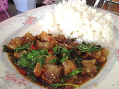 ข้าวกะเพราหมูกรอบ ที่ ร้านอาหาร เซี่ยงไฮ้