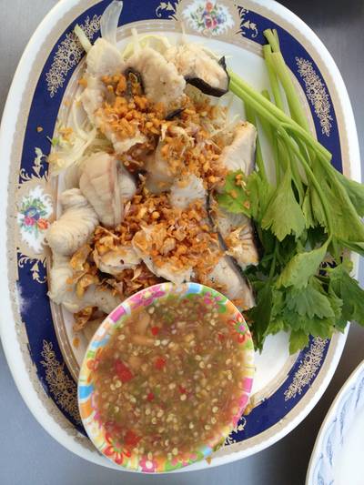 ปลาคังลวกจิ้ม ที่ ร้านอาหาร ร้านกุ้งเป็น (เจ้เน้ยกุ้งเป็น)