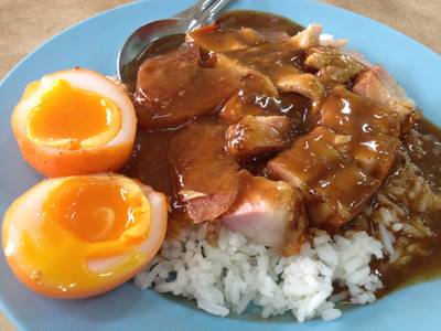 ข้าวหมูแดงทุกอย่าง (ไม่เอาแตงกวา ^^") ที่ ร้านอาหาร ข้าวหมูแดงสีมรกต