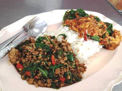 กะเพราหมูสับ+หมื่นลี้ ราดข้าว ที่ ร้านอาหาร เซี่ยงไฮ้