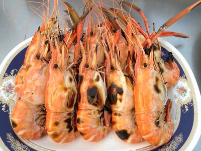 กุ้งไซส์ใหญ่เผา ที่ ร้านอาหาร ร้านกุ้งเป็น (เจ้เน้ยกุ้งเป็น)
