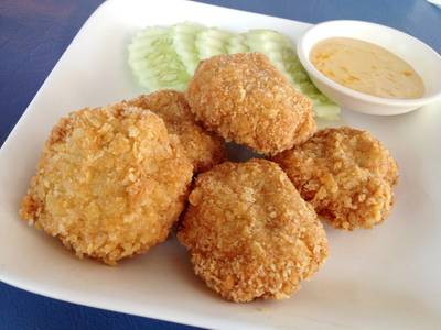 ทอดมันกุ้ง ที่ ร้านอาหาร แหลมเจริญ ซีฟู้ด เหม่งจ๋าย
