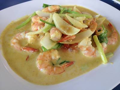 กุ้งผัดผงกะหรี่ ที่ ร้านอาหาร แหลมเจริญ ซีฟู้ด เหม่งจ๋าย