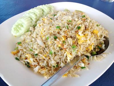 ข้าวผัดปู ที่ ร้านอาหาร แหลมเจริญ ซีฟู้ด เหม่งจ๋าย