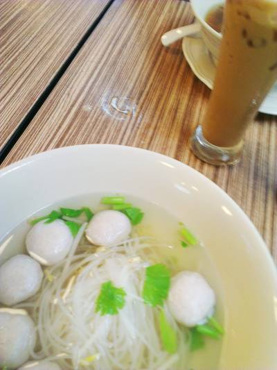 ก๋วยเตี๊ยวกะกาแฟ ที่ ร้านอาหาร จุฑารส