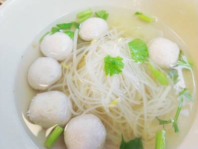เส้นเล็กลูกชิ้นน้ำใส ไม่ใส่ผงชูรส ที่ ร้านอาหาร จุฑารส