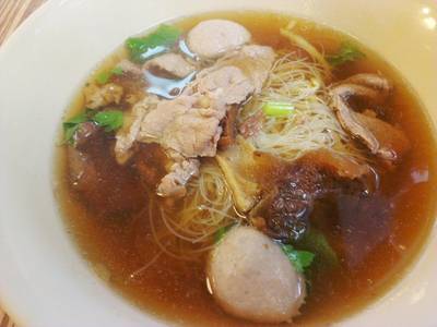 เส้นหมี่หมูตุ๋นน้ำข้น ที่ ร้านอาหาร จุฑารส