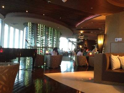 บรรยากาศภายใน ที่ ร้านอาหาร Red Sky
