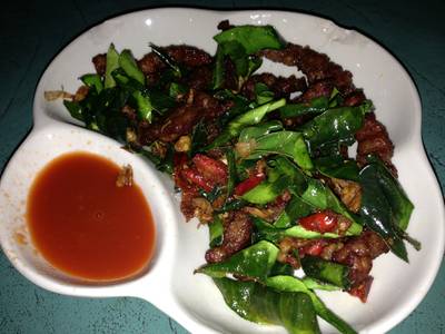 เนื้อแดดเดียวทอดใบมะกลูด ที่ ร้านอาหาร ครัวระเบียงน้ำ