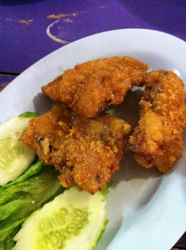 ปลาอินทรีย์ทอดน้ำปลา ที่ ร้านอาหาร โรจน์ ซีฟู้ด