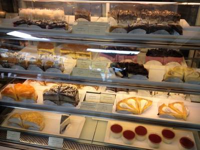 ตู้ขนมเค้ก ที่ ร้านอาหาร ภัค เบเกอรี่