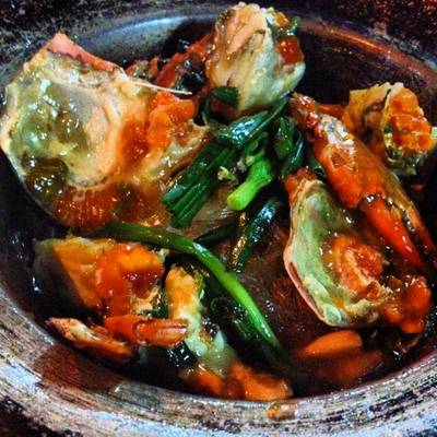 ปูไข่แน่นอร่อยจนปลื้ม ที่ ร้านอาหาร สมศักดิ์ปูอบ