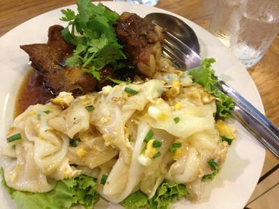 ซี่โครงหมูตุ๋นก๋วยเตี๋ยวคั่ว ที่ ร้านอาหาร Bangkok Café ที่ Big-C ราชดำริ ซี่โครงหมูตุ๋นก๋วยเตี๋ยวคั่ว ที่ ร้านอาหาร Bangkok Café ที่ Big-C ราชดำริ