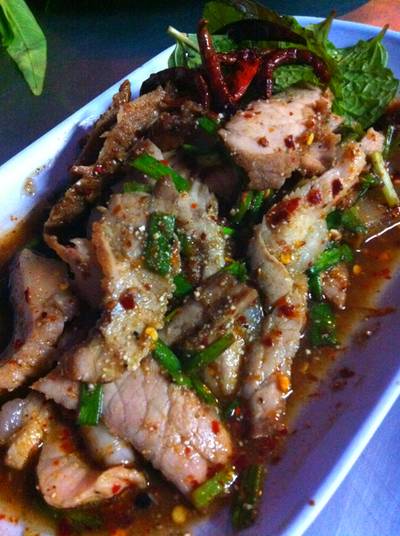 น้ำตกหมู ที่ ร้านอาหาร ร้านน้อยลาบเป็ด