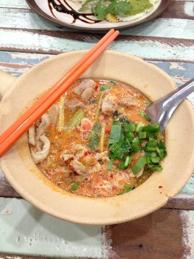 ก๋วยเตี๋ยวหมูกระดูกอ่อน ต้มยำน้ำข้น ที่ ร้านอาหาร ร้านพี่อ้อ
