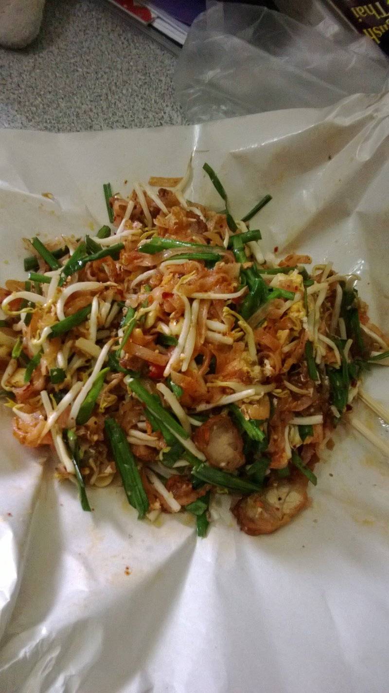 ผัดไทย ที่ ร้านอาหาร ผัดไทนายแว่น ปิ่นเกล้า