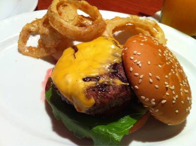 เบอร์เกอร์เด็กก็กินไม่หมด ที่ ร้านอาหาร Tony Roma's Terminal 21