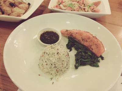 สเต๊กแซลมอน ทานกับน้ำซอสสูตรเด็ดประจำร้าน แอหย่อย ที่ ร้านอาหาร The Village Garden Restaurant