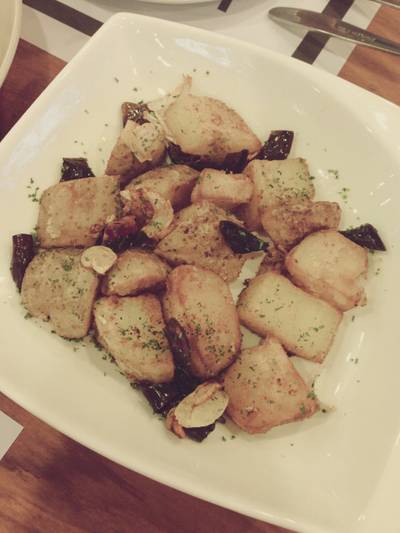 มันทอดกรอบปรุงรส กรอบจนเหาะเบยยยย :) ที่ ร้านอาหาร The Village Garden Restaurant