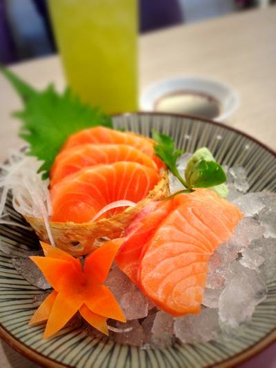 ซัลมอนซาซิมิ ที่ ร้านอาหาร FUMi Japanese Cuisine Promenade