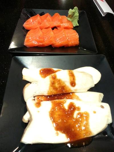 เห็ดออรินจิแล่บางๆ ชอบๆ ส่วนปลาเย็นไปหน่อย ที่ ร้านอาหาร Aka Ushi สาขาเมเจอร์รัชโยธิน