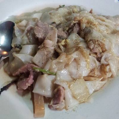 ก๋วยเตี๋ยวคั่วเนื้อ อันนี้เราอยากกินผักแต่เค้าไม่ใส่มาให้เราอ่ะ > < ที่ ร้านอาหาร มานพสุกี้รถกะบะ