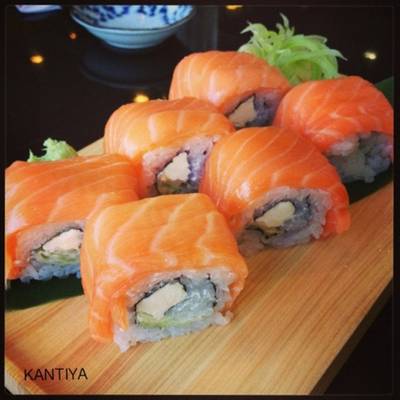 salmon cheese roll ที่ ร้านอาหาร Uta-Andon Isetan