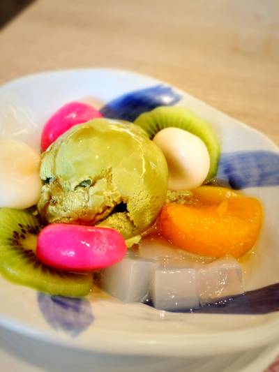 ไอศครีมชาเขียวฟรุตสลัด ที่ ร้านอาหาร FUMi Japanese Cuisine Promenade