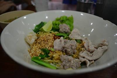 บะหมี่แห้งต้มยำ ที่ ร้านอาหาร อัฟทาวน์