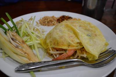 ผัดไทยห่อไข่ ที่ ร้านอาหาร อัฟทาวน์