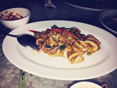 ปลาหมึกผัดไข่เค็ม ตัวโตมากกกก ที่ ร้านอาหาร มุมอร่อย นาเกลือ