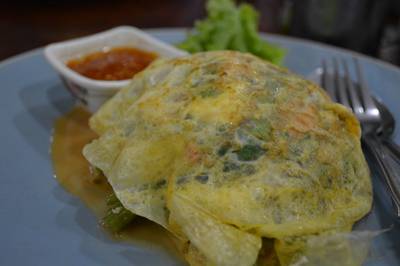 สุกี้แห้งห่อไข่ ที่ ร้านอาหาร อัฟทาวน์