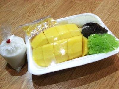 ชุดข้าวเหนียวมะม่วงซื้อกลับบ้าน 100 นิดๆ ที่ ร้านอาหาร ข้าวเหนียวแม่วารี