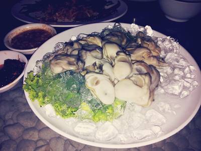 หอยนางรมสด ตัวโต สดและเย็น จิ้มกับน้ำจิ้ม ที่ ร้านอาหาร มุมอร่อย นาเกลือ