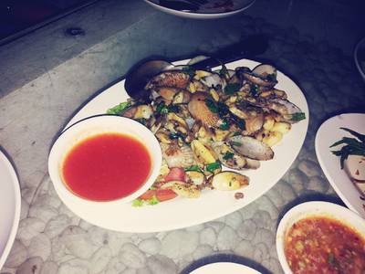 หอยลายอบเนย จิ้มกับซอสพริกศรีราชา  เป็นกับแกล้มที่ดี ที่ ร้านอาหาร มุมอร่อย นาเกลือ