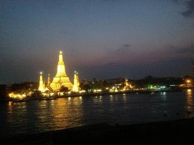พระปรางค์มุมกว้าง ที่ ร้านอาหาร The Deck by the River