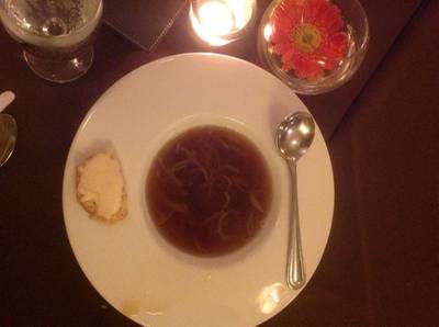 ซุปหัวหอม ที่ ร้านอาหาร The Deck by the River