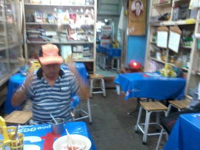 ที่นั่งในร้าน ที่ ร้านอาหาร สมบูรณ์พานิช
