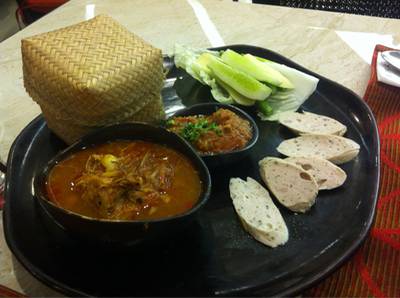 ชุด 2 แกงฮังเล น้ำพริกอ่อง ที่ ร้านอาหาร Fai sor Kam (อาหารเหนือ)