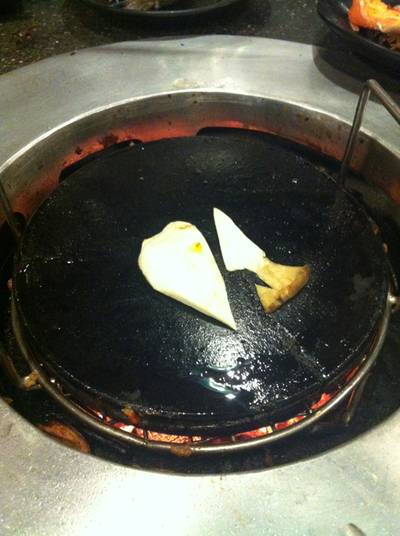อันนี้เป็นหินภูเขาไฟค่ะ ย่างหมูกับเนื้อดีนะ ที่ ร้านอาหาร Sumi Sea The Nine